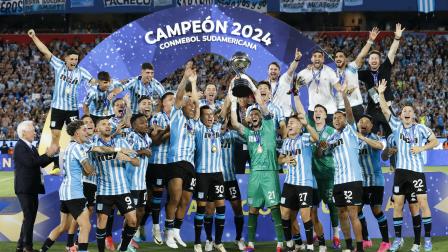 Jugadores de Racing celebran con el trofeo de la Copa Sudamericana tras vencer Cruzeiro este sábado 23 de noviembre de 2024, en Asunción.