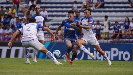 Jugadores de Emelec e Imbabura en el partido por la Fecha 14 de la LigaPro, 23 de noviembre de 2024.