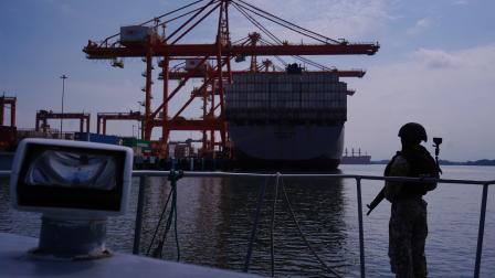 Una patrulla de guardacostas de la Armada del Ecuador vigila las inmediaciones de los puertos marítimos del sur de Guayaquil, el 5 de febrero del 2025.
