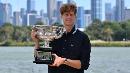 Jannik Sinner posa con el trofeo de la Norman Brookes Challenge Cup, 27 de enero de 2025.
