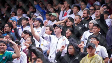 Hinchas de Liga de Quito, durante un partido en el estadio Rodrigo Paz Delgado, el 16 de febrero de 2025.