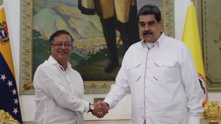 El presidente de Venezuela, Nicolás Maduro (derecha), y su homólogo de Colombia, Gustavo Petro, saludan en el Palacio de Miraflores (Caracas), el 1 de noviembre de 2022.