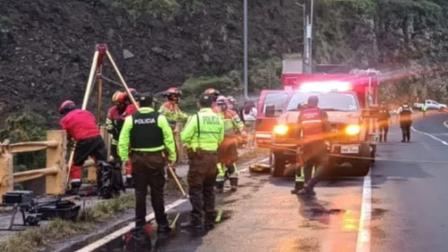 Personal del Cuerpo de Bomberos de Quito y de la Policía en el puente de Guápulo, sobre el río Machángara, el 29 de abril de 2025.