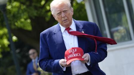 El presidente de Estados Unidos, Donald Trump, camina por el jardín sur de la Casa Blanca antes de partir a Michigan, el 29 de abril de 2025.