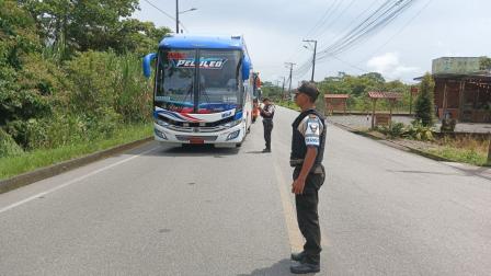 Un policía de tránsito durante un operativo de seguridad vial en la provincia de Pastaza, el 25 de abril de 2025.
