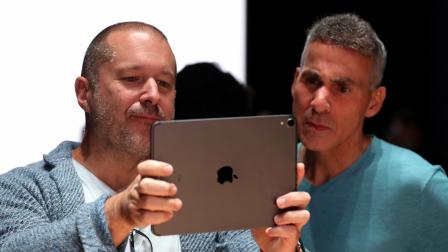 Jony Ive cuando aún era parte de Apple durante el congreso de desarrolladores de la empresa, en junio de 2019.