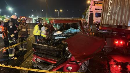 Imagen referencial de un choque entre un tráiler y una camioneta en la Av. Perimetral, al noroeste de Guayaquil, la noche del 6 de junio de 2025.