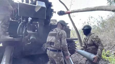 Imagen del Ejército ruso sobre soldados cargando un misil en una zona no especificada de Ucrania, 2 de octubre de 2025.