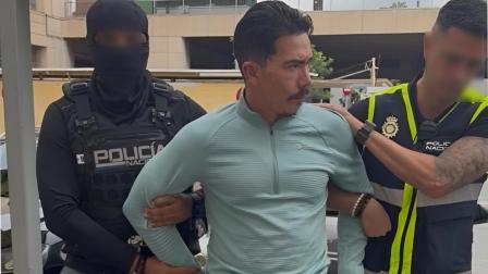 Wilmer Chavarría, alias “Pipo”, máximo líder del grupo armado organizado Los Lobos, durante su detención en una operación binacional en Málaga, España, el 16 de noviembre de 2025.