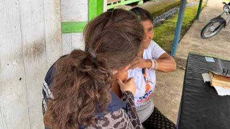 Personal del Ministerio de Salud vacuna una mujer en Morona Santiago, el 14 de diciembre de 2025.