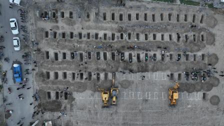 Vista aérea de tumbas siendo preparadas para las víctimas de un ataque de Estados Unidos e Israel contra una escuela de niñas en Minab, en el sur de Irán, el 3 de marzo de 2026.