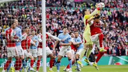 El golero Kepa Arrizabalaga y el defensa ecuatoriano Piero Hincapié, de Arsenal, en una acción de juego ante Manchester City, en la final de la Copa de la Liga, el 22 de marzo de 2026.