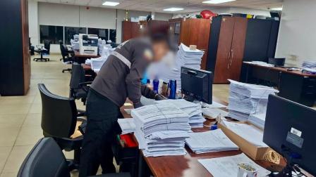 Un policía durante el allanamiento a una institución pública en Pichincha, el 5 de mayo de 2026.