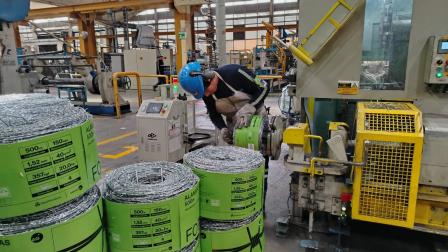 Planta de producción de alambre, de la empresa Ideal Alambrec, ubicada al sur de Quito.