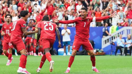 El portugués Cristiano Ronaldo (derecha) celebra un gol contra Uzbekistán durante el partido del 23 de junio de 2026 en Houston, Texas.