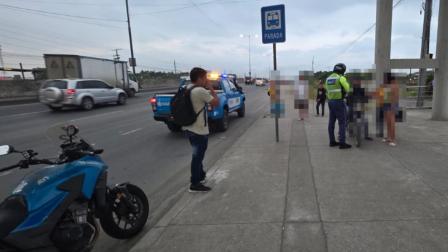 Imagen referencial de un agente de tránsito de la ATM en una parada de buses de Guayaquil, el 2 de julio de 2026.