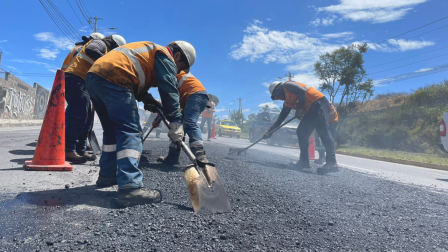 Imagen referencial de trabajos de bacheo en la avenida Amazonas, norte de Quito, en 2026.