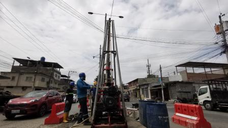 Maquinaria de perforación realiza pruebas en el parterre de la avenida Cacique Tomalá, en el Guasmo, al sur de Guayaquil, el 13 de agosto de 2026, en los primeros trabajos del tramo urbano del Quinto Puente. Estos trabajos iniciaron el 23 de julio.