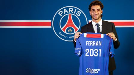 El español Ferran Torres posa con la camiseta del PSG en París, el 15 de agosto de 2026.