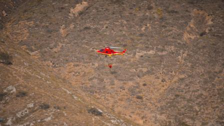 Un helicóptero participa en el combate aéreo del incendio forestal de Tanlahua y Pululahua, en Quito.