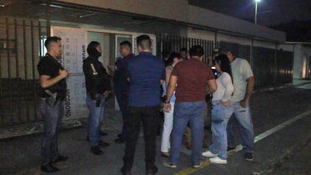 Agentes policiales y funcionarios permanecen en el Hospital Teodoro Maldonado Carbo durante las diligencias por la presunta sustracción de medicamentos.