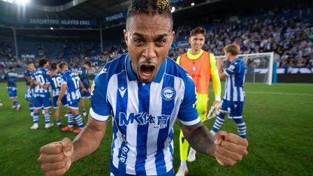 Mariano Díaz, jugador del Alavés, celebrando la victoria 3-0 ante Getafe por la primera fecha de la Liga el 15 de agosto de 2026.