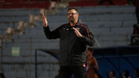 Pablo Trobbiani, director técnico de Barcelona SC, imparte instrucciones durante el partido ante Mushuc Runa, jugado el sábado 15 de agosto de 2026 en Latacunga.