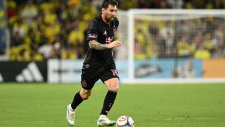 Lionel Messi conduce el balón durante el partido ante Nashville, el 15 de agosto de 2026, por la MLS