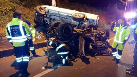 Personal de emergencia atiende el choque frontal entre dos vehículos registrado en la Panamericana Norte E35, en el sector Paja Blanca, cantón Huaca, la noche del 15 de agosto de 2026.