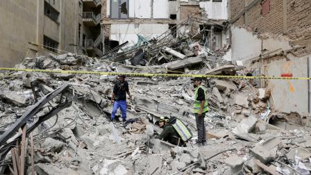 Personas observan los escombros del edificio Santiago Londoño, el 14 de agosto de 2026, en Pereira, Colombia.
