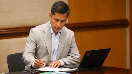 Jefferson Pérez, presidente del Comité Olímpico Ecuatoriano, firma un documento en Guayaquil, el 31 de julio de 2026.