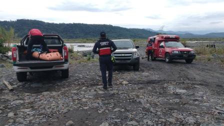 Recuperación del cuerpo de una mujer que cayó al río Machay, en Tungurahua.