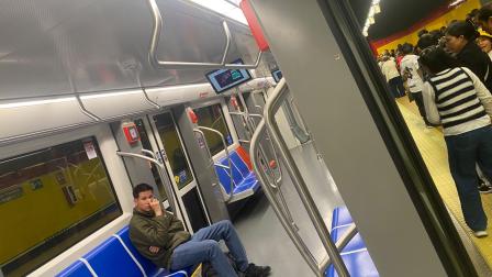 Evacuación de una unidad del Metro de Quito, lunes 17 de agosto de 2026.