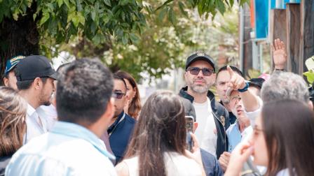 El ministro de Vivienda de Colombia, Jaime Andrés Beltrán, rodeado de personas durante un recorrido en Manizales, el 14 de agosto de 2026.