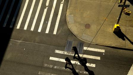 Personas caminan por la avenida Broadway, en el área de Manhattan, en Nueva York, el 12 de mayo de 2026.