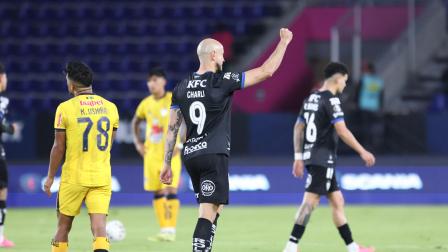 Carlos González, jugador de IDV, festejando un gol ante Delfín el 14 de agosto de 2026 en el estadio Banco Guayaquil en la fecha 25 de la LigaPro.