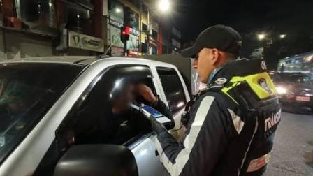 Control de alcocheck realizado por un agente de la AMT, en Quito.