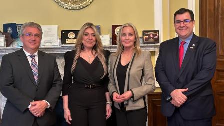 La diplomática ecuatoriana Ivonne Baki (segunda desde la izquierda), en un evento en Estados Unidos, en junio de 2023.