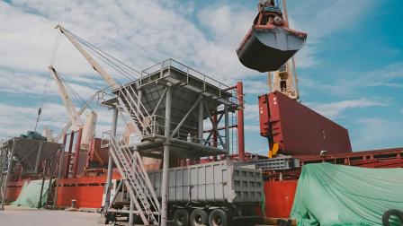 Vista de carga de granos en el Terminal Granelero y Multipropósito de la Autoridad Portuaria de Guayaquil, operado por la concesionaria Andipuerto desde 1999. La concesión termina en noviembre de 2026 y aún no se lanza una nueva licitación.