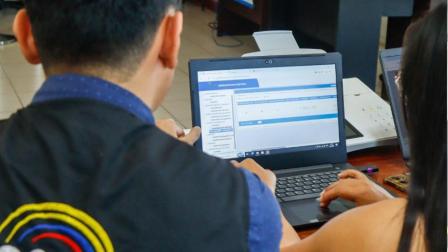 Personal del CNE durante la inscripción de candidaturas de las elecciones seccionales de Ecuador, 18 de agosto de 2026.