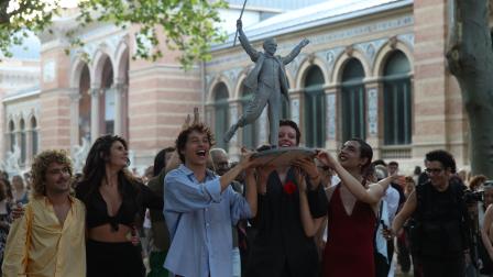 Acción performática 'Saca Nocturna' para recordar algunos de los lugares vinculados a Federico García Lorca, cuando se cumple el 90 aniversario de su fusilamiento, el lunes 17 de agosto en Parque de El Retiro, en Madrid.