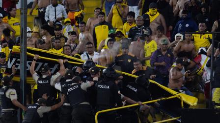 Miembros de la Policía Nacional se enfrentan con hinchas de Barcelona en el estadio Banco Pichincha de Guayaquil, el 8 de agosto de 2026.
