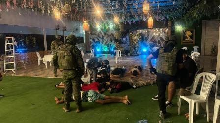 Militares junto a los detenidos en una narcofiesta en Santa Lucía, cantón de Guayas, el 18 de agosto de 2026.