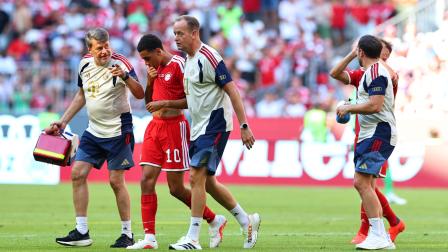Jamal Musiala, del Bayern Múnich, abandona el campo tras sufrir un desmayo ante el RB Leipzig, el sábado 15 de agosto de 2026.