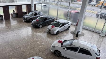 Supuesto concesionario de carros que fue clausurado por la AMC, en el norte de Quito.