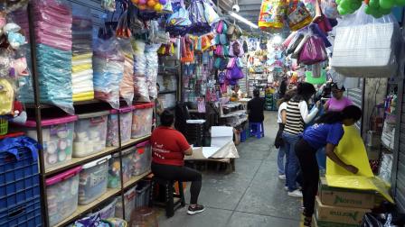 Comerciantes del mercado 4 Manzanas, en Guayaquil, ofertan productos escolares.