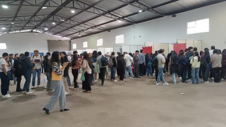 Jóvenes hacen fila para entregar sus hojas de vida en la Feria de Empleo ConQuito, celebrada el 17 de julio de 2026, en el Centro de Exposiciones Quito. Imagen referencial.