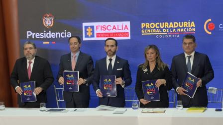 El presidente y el vicepresidente de Colombia, Abelardo de la Espriella y José Manuel Restrepo (centro), durante la presentación del 'Libro de la Verdad', el 18 de agosto de 2026.