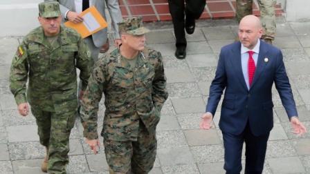 Henry Delgado, jefe del Comando Conjunto de las Fuerzas Armadas, Francis L. Donovan, comandante del Comando Sur de los Estados Unidos y Gian Carlo Loffredo, Ministro de Defensa de Ecuador, este 18 de agosto de 2026.