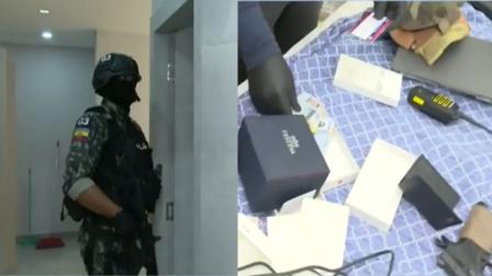 A la izquierda: un policía durante el allanamiento a una vivienda en una urbanización de la vía a la Costa, en Guayaquil. A la derecha, evidencias encontradas en el operativo, este 19 de agosto de 2026.